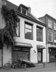 817869 Gezicht op de voorgevel van het pand Rozenstraat 17 (voorheen Haarmode Gerard) te Utrecht.